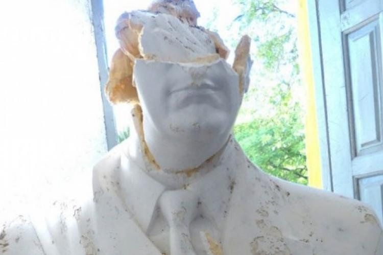 Busto de Néstor Kirchner en Machagai.