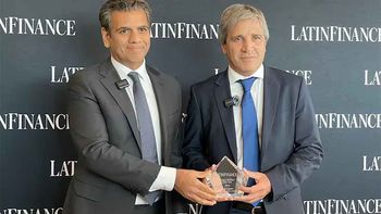Luis Caputo al recibir el premio como ministro de finanzas del año de la revista LatinFinance. Luis Caputo al recibir el premio como ministro de finanzas del año de la revista LatinFinance.