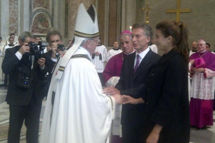 Macri y Awada saludan a Francisco.