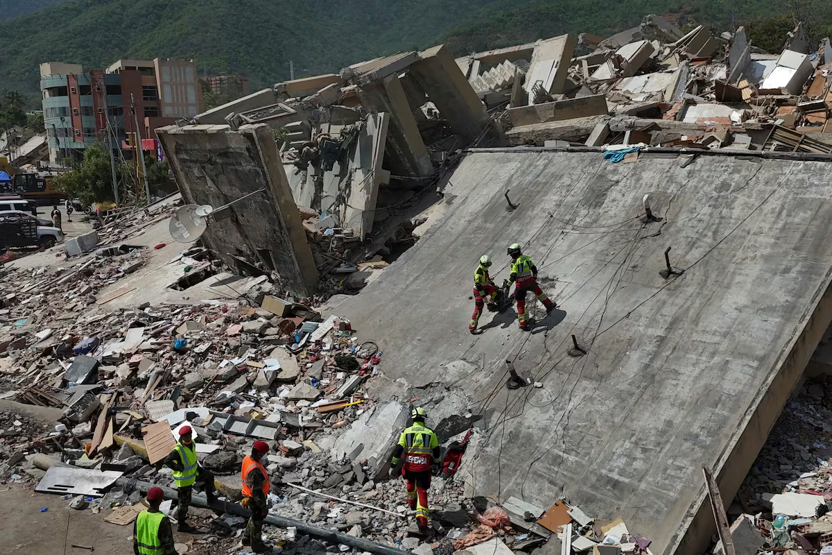 Equipos de rescate trabajan entre los escombros, el domingo en La Guaira. | MATIAS DELACROIX (AP PHOTO/MATIAS DELACROIX) Equipos de rescate trabajan entre los escombros, el domingo en La Guaira. | MATIAS DELACROIX (AP PHOTO/MATIAS DELACROIX)