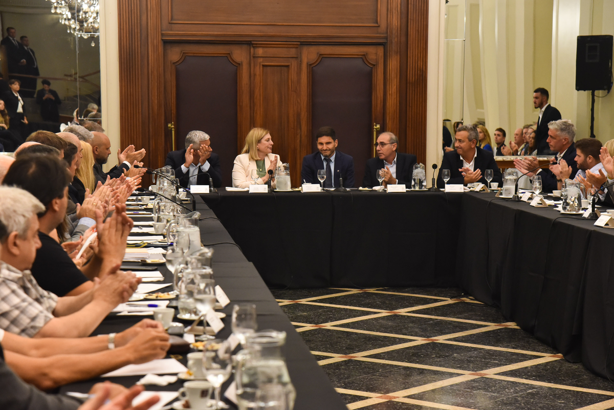 El momento exacto del apoyo a Maximiliano Pullaro. El momento exacto del apoyo a Maximiliano Pullaro. 