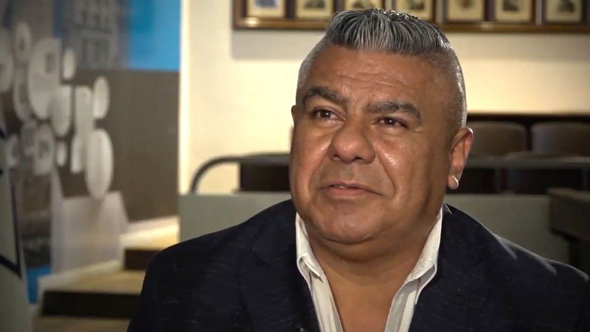 El presidente de la FIFA, Gianni Infantino, envió un saludo formal a Claudio “Chiqui” Tapia por su continuidad como integrante del Consejo de la FIFA hasta 2026, un movimiento leído como un claro respaldo político a la conducción de la AFA en pleno conflicto con el Gobierno Nacional. El presidente de la FIFA, Gianni Infantino, envió un saludo formal a Claudio “Chiqui” Tapia por su continuidad como integrante del Consejo de la FIFA hasta 2026, un movimiento leído como un claro respaldo político a la conducción de la AFA en pleno conflicto con el Gobierno Nacional.