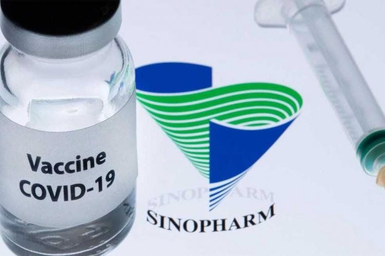 Sinopharm, el laboratorio estatal que desarrolla el fármaco, aseguró la semana pasada a las autoridades chinas  que su vacuna  tiene una tasa de eficacia del 79% en los ensayos de fase 3. Su autorización a comercializarse fue con condiciones. 