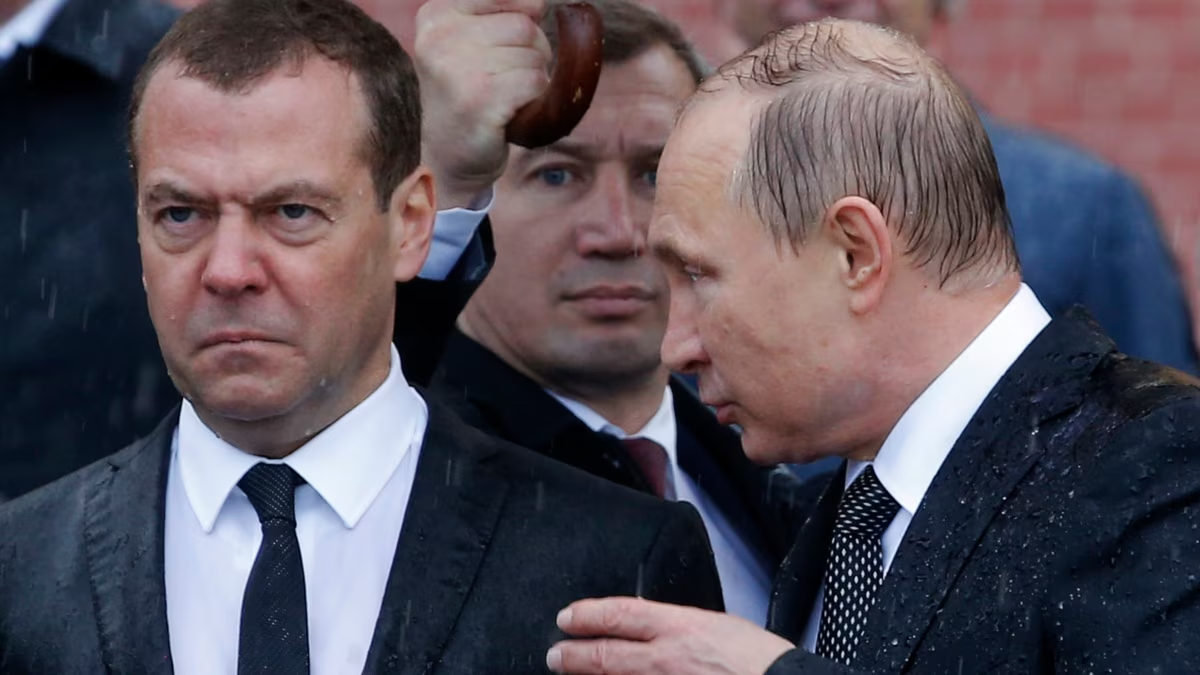 Dmitry Medvedev y Vladimir Putin. Dmitry Medvedev y Vladimir Putin.