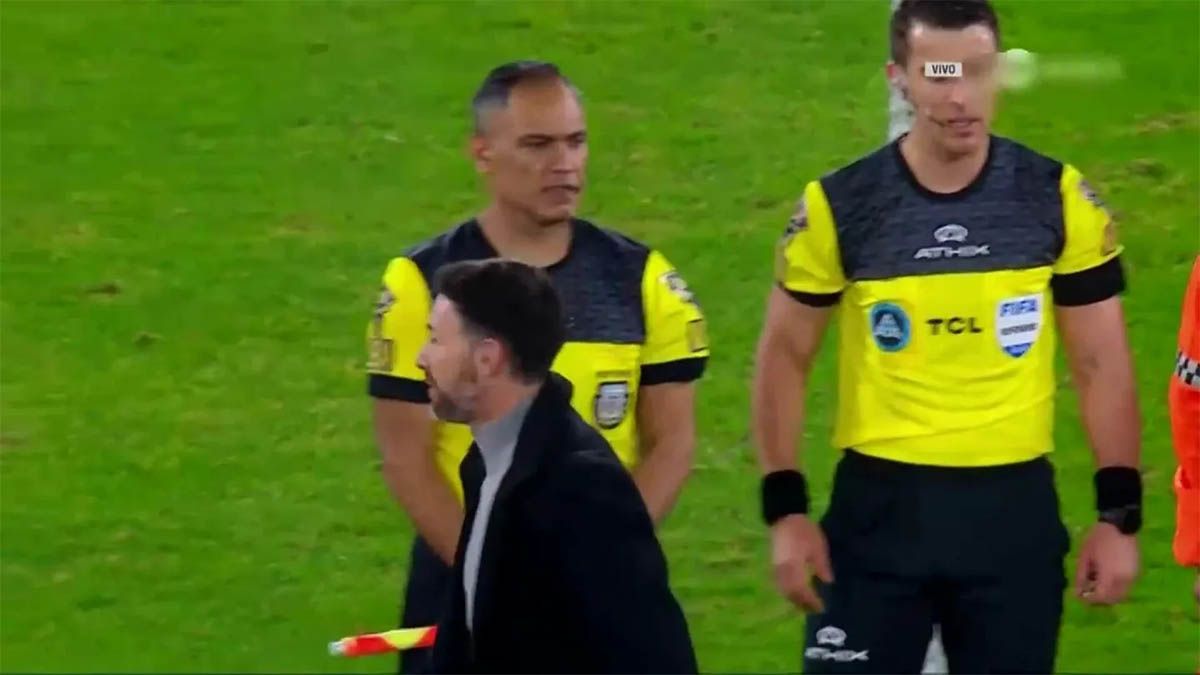 Cristián Kily González saludó con un polémico apretón de manos al árbitro Sebastián Zunino tras la caída de Unión de Santa Fe ante Racing 1-2. Cristián Kily González saludó con un polémico apretón de manos al árbitro Sebastián Zunino tras la caída de Unión de Santa Fe ante Racing 1-2.