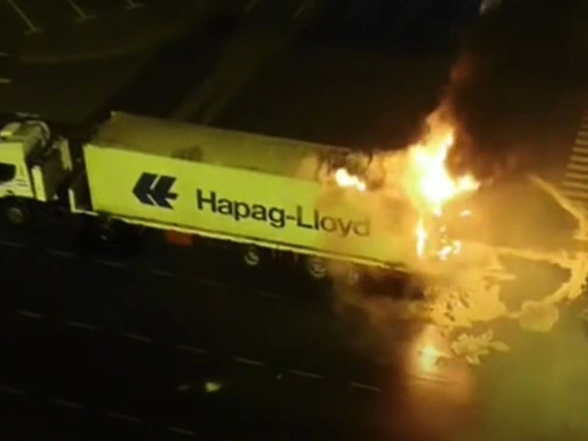 Imagen que capta el momento de la explosión del camión, que liberó un tóxico en el asfalto de Acceso Oeste