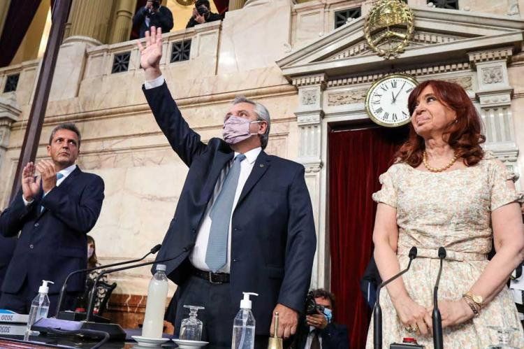 Alberto F. junto a Massa y CFK, ante la Asamblea Legislativa (Foto: NA).