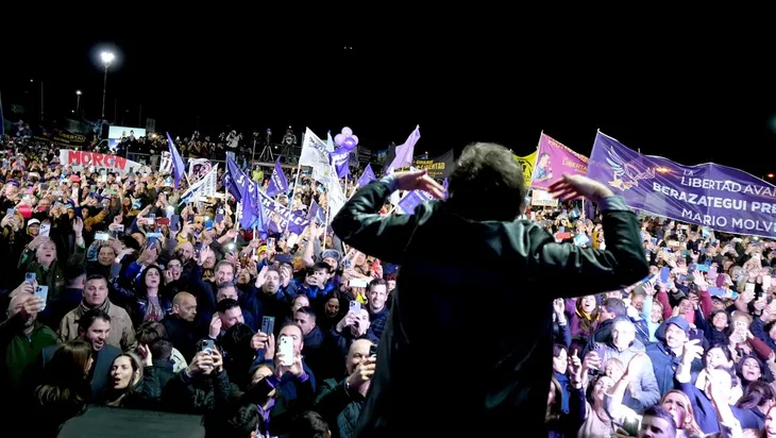 Javier Milei repite su esquema: No a Spagnuolo, viva Karina y obsesión con CFK