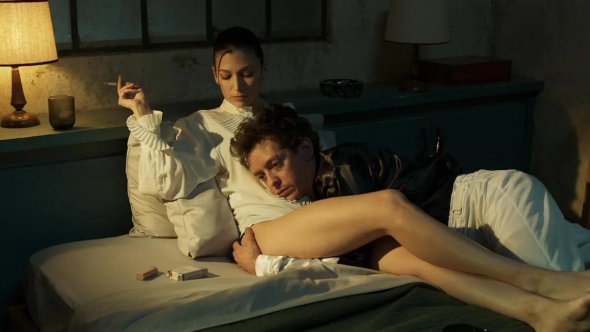 Si bien está siendo muy bien recibida, "El jockey" de Luis Ortega (protagonizada por Úrsula Corberó y Nahuel Pérez Biscayart) cae en clichés y se olvida su historia por momentos. Si bien está siendo muy bien recibida, "El jockey" de Luis Ortega (protagonizada por Úrsula Corberó y Nahuel Pérez Biscayart) cae en clichés y se olvida su historia por momentos.