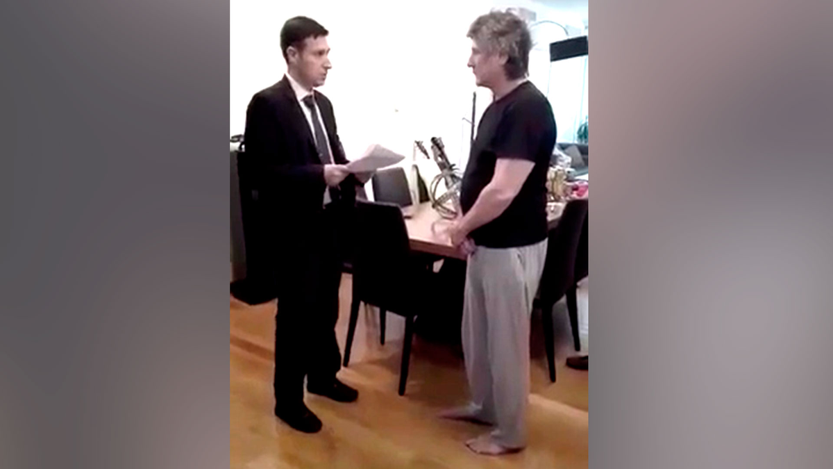 Captura de video del momento en que detenían a Amado Boudou en su departamento y que el exvicepresidente denunció que fue filtrado por Patricia Bullrich a la prensa.