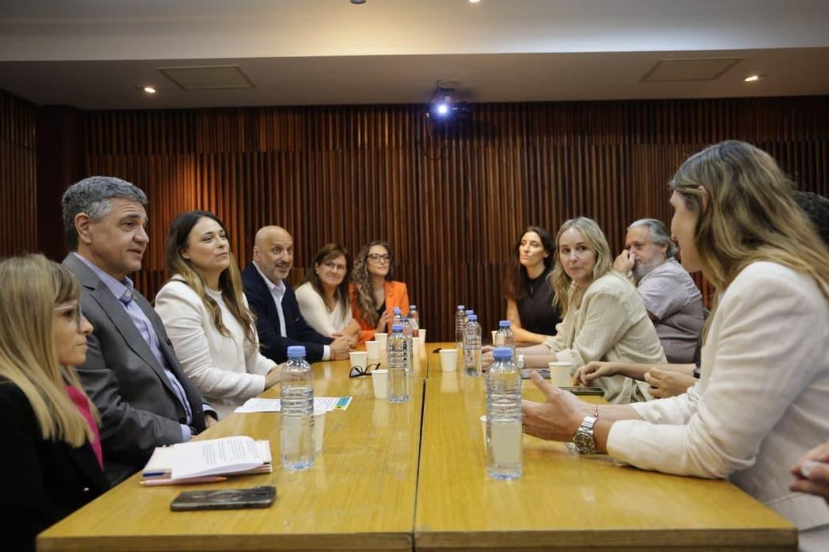 Jorge Macri, con representantes de instituciones porteñas Jorge Macri, con representantes de instituciones porteñas