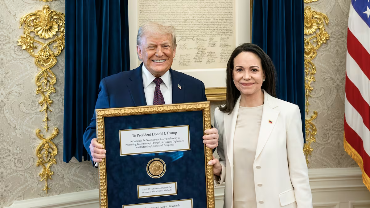 María Corina Machado mostró su alineamiento con Estados Unidos entregándole su Nobel de la Paz a Trump. Trump, que sueña con tener el suyo, no estaría mostrándose muy pacífico que digamos. María Corina Machado mostró su alineamiento con Estados Unidos entregándole su Nobel de la Paz a Trump. Trump, que sueña con tener el suyo, no estaría mostrándose muy pacífico que digamos.