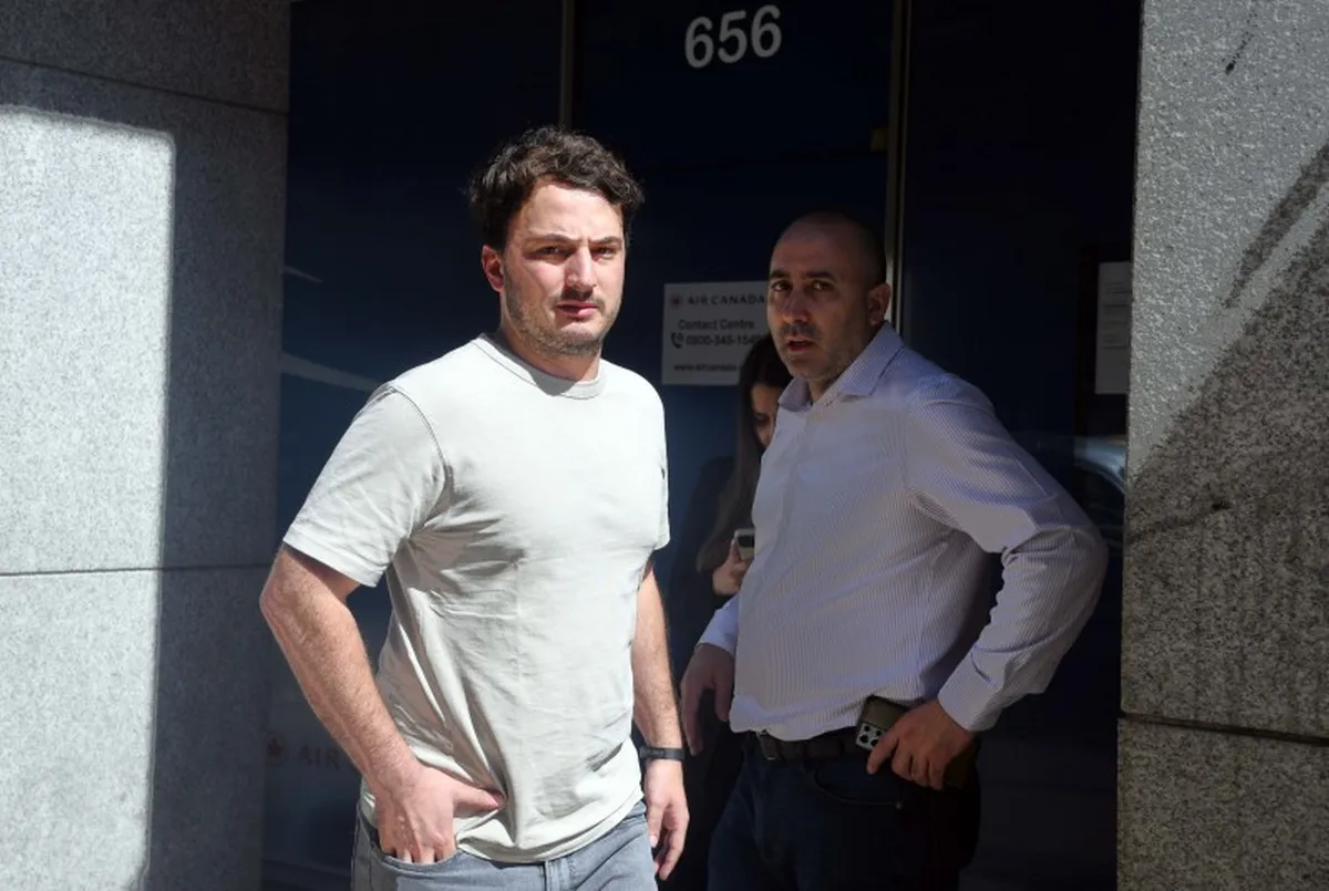 Fernando Cerimedo, a la derecha, estratega digital de Javier Milei, en el Hotel Libertador donde funcionó el bunker del libertario | Gentileza Telám Fernando Cerimedo, a la derecha, estratega digital de Javier Milei, en el Hotel Libertador donde funcionó el bunker del libertario | Gentileza Telám