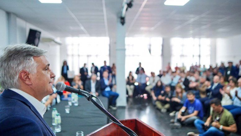 Martín Llaryora se acerca a Milei y dice amortiguar golpes