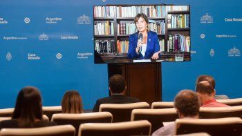 Gabriela Cerruti continúa con su actitud de desprecio hacia el periodismo, según profesionales acreditados. Gabriela Cerruti continúa con su actitud de desprecio hacia el periodismo, según profesionales acreditados.