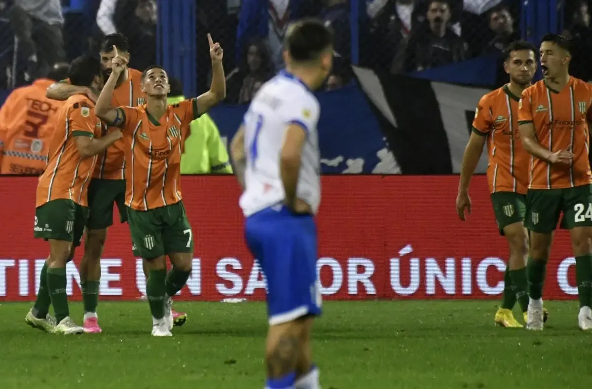 Banfield hundió a Vélez en la Liga Argentina.