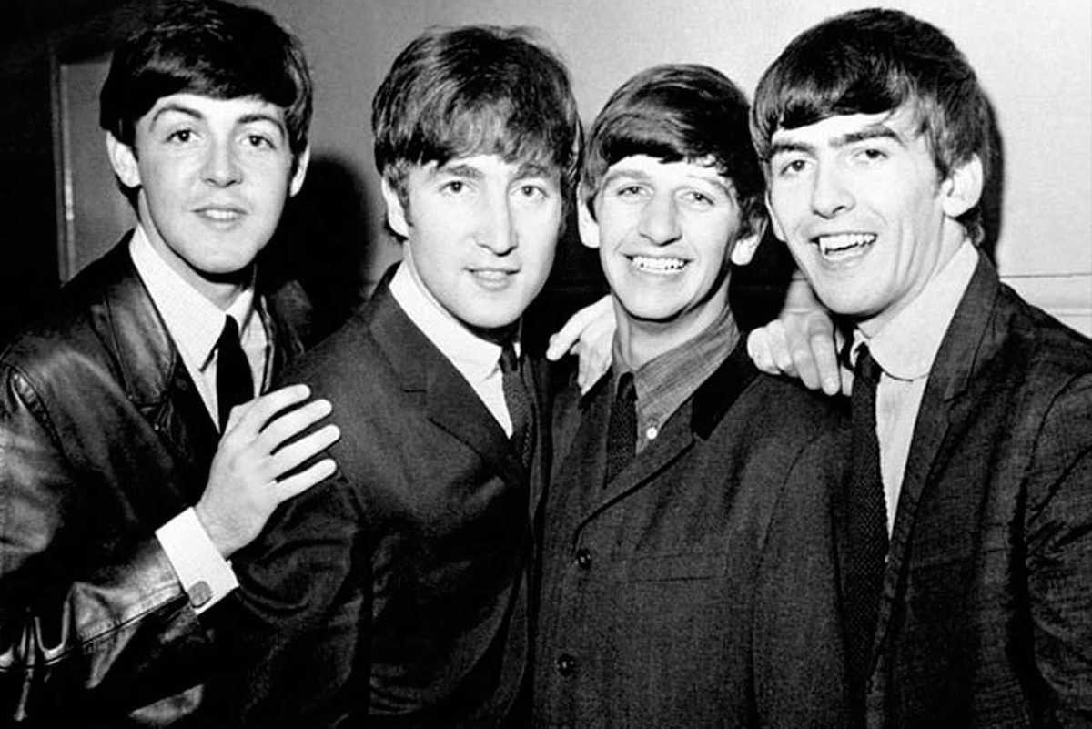 John Lennon encontró su válvula de escape en la música desde muy joven y poco después formó The Beatles con Paul McCartney, George Harrison y Ringo Starr. John Lennon encontró su válvula de escape en la música desde muy joven y poco después formó The Beatles con Paul McCartney, George Harrison y Ringo Starr.
