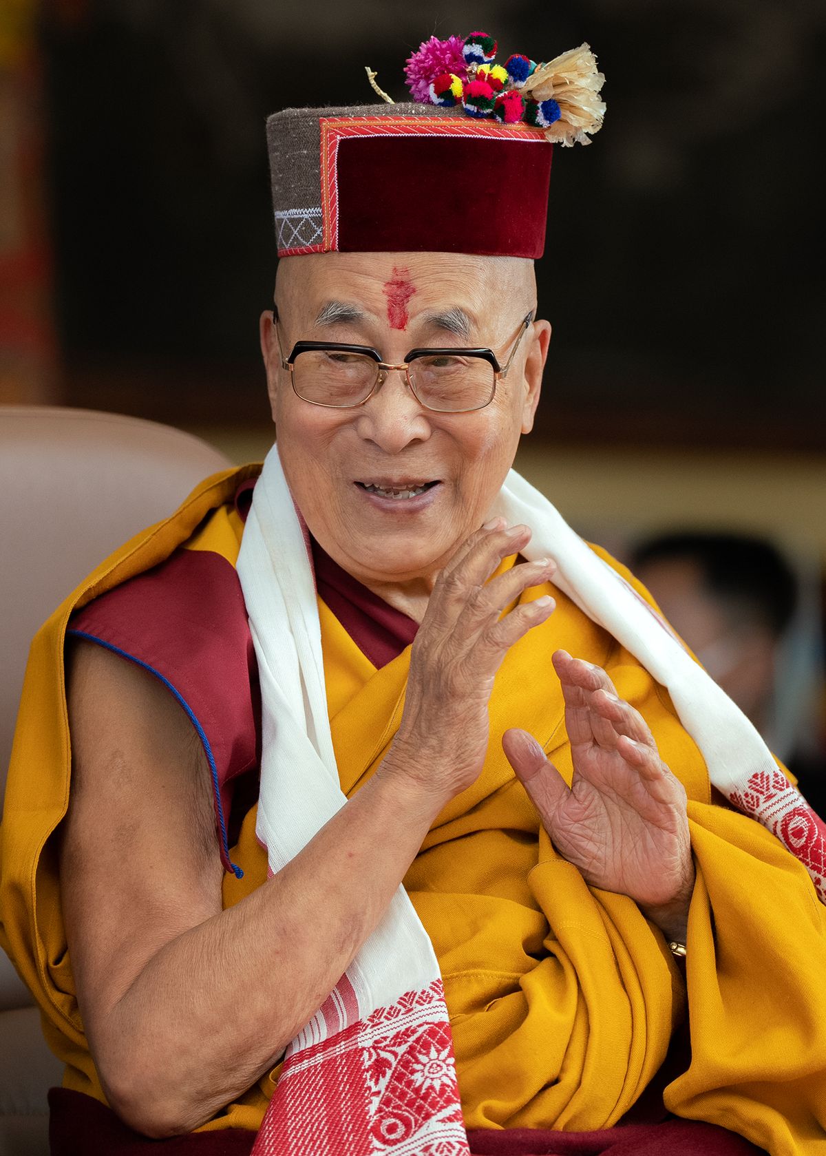 Dalai Lama, Tenzin Gyatso, con un sombrero y un chal tradicionales de Himachal Pradesh durante la Celebraci&oacute;n del Jubileo de Plata de Bharat Tibbat Sahyog Manch en el patio del Templo Principal Tibetano en Dharamsala, HP, India, el 05/05/2023. (Foto de Tenzin Choejor)