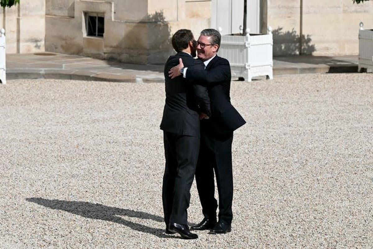 Starmer (derecha) fue recibido con un abrazo por Macron © STEPHANE DE SAKUTIN / AFP Starmer (derecha) fue recibido con un abrazo por Macron © STEPHANE DE SAKUTIN / AFP