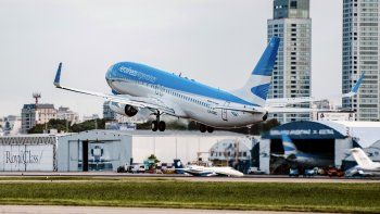 Aerolíneas Argentinas da su último manotazo de ahogado y ofrece hasta 12 cuotas sin interés en vuelos nacionales. Aerolíneas Argentinas da su último manotazo de ahogado y ofrece hasta 12 cuotas sin interés en vuelos nacionales.