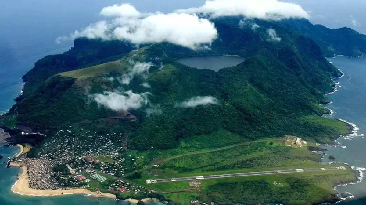 La situación humanitaria en Annobón es crítica. No hay luz, ni agua potable y la población está diezmada por epidemias, abusos y falta de medicamentos. Incluso, la llaman La situación humanitaria en Annobón es crítica. No hay luz, ni agua potable y la población está diezmada por epidemias, abusos y falta de medicamentos. Incluso, la llaman