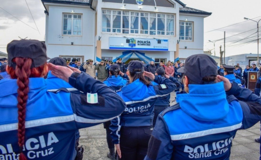 Mucho malestar de los policías de Santa Cruz por bajos salarios y condiciones de trabajo: no descartan huelga.