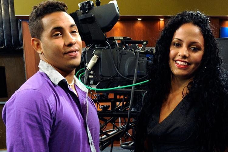 Anailín de la Rúa (der.) y Javier Núñez Florián, en la TV de Miami.