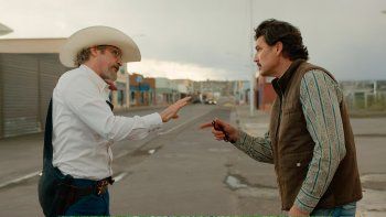 Pedro Pascal junto a Joaquin Phoenix. Pedro Pascal junto a Joaquin Phoenix.