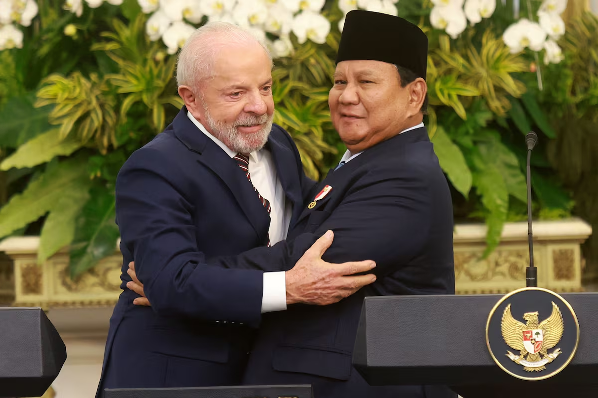 Lula cerró acuerdos bilaterales con Indonesia sobre petróleo, gas, electricidad, tecnología, minería y agricultura, y defendió el "libre comercio". Ambas naciones están trabajando para establecer un acuerdo de libre comercio entre Indonesia y el Mercosur. Lula cerró acuerdos bilaterales con Indonesia sobre petróleo, gas, electricidad, tecnología, minería y agricultura, y defendió el "libre comercio". Ambas naciones están trabajando para establecer un acuerdo de libre comercio entre Indonesia y el Mercosur.