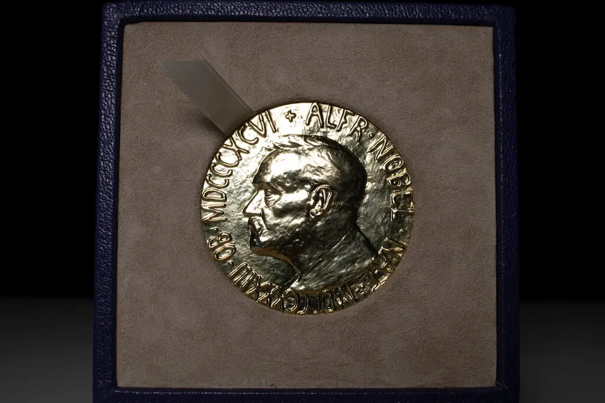 La medalla del Premio Nobel de la Paz que subastara Dmitri Muratov para ayudar a los jóvenes refugiados.