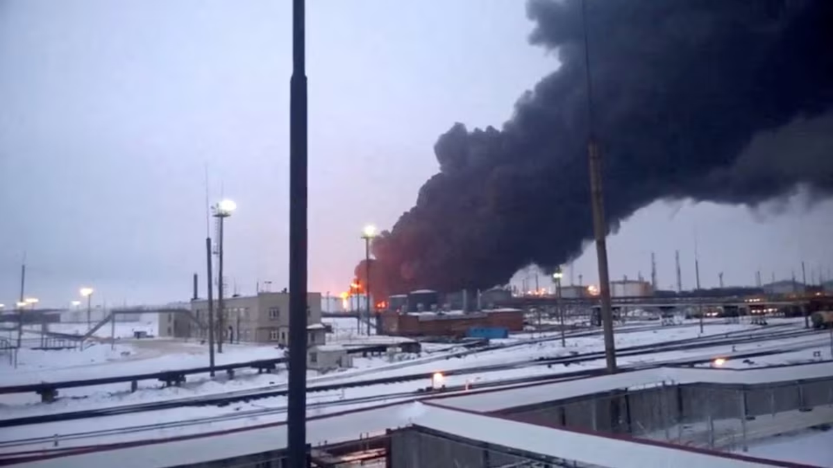 El humo se eleva despu&eacute;s de que el dron SBU de Ucrania ataca una refiner&iacute;a, en medio del ataque de Rusia | Reuters, el 13 de marzo de 2024.
