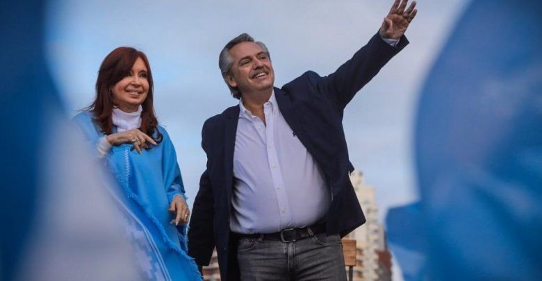 CFK recomendó un artículo que advierte a Alberto a no confiar en algunos empresarios.