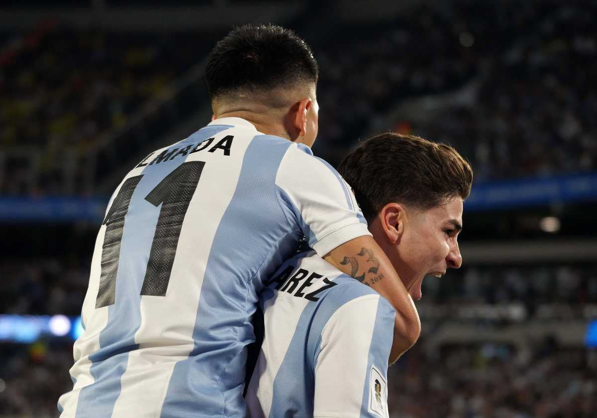 Julián Álvarez festeja con Almada su gol, el primero del partido Julián Álvarez festeja con Almada su gol, el primero del partido