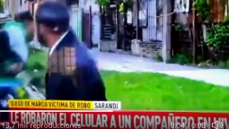 altText(Con total impunidad: Así le robaron el celular a un periodista de Canal 9)}