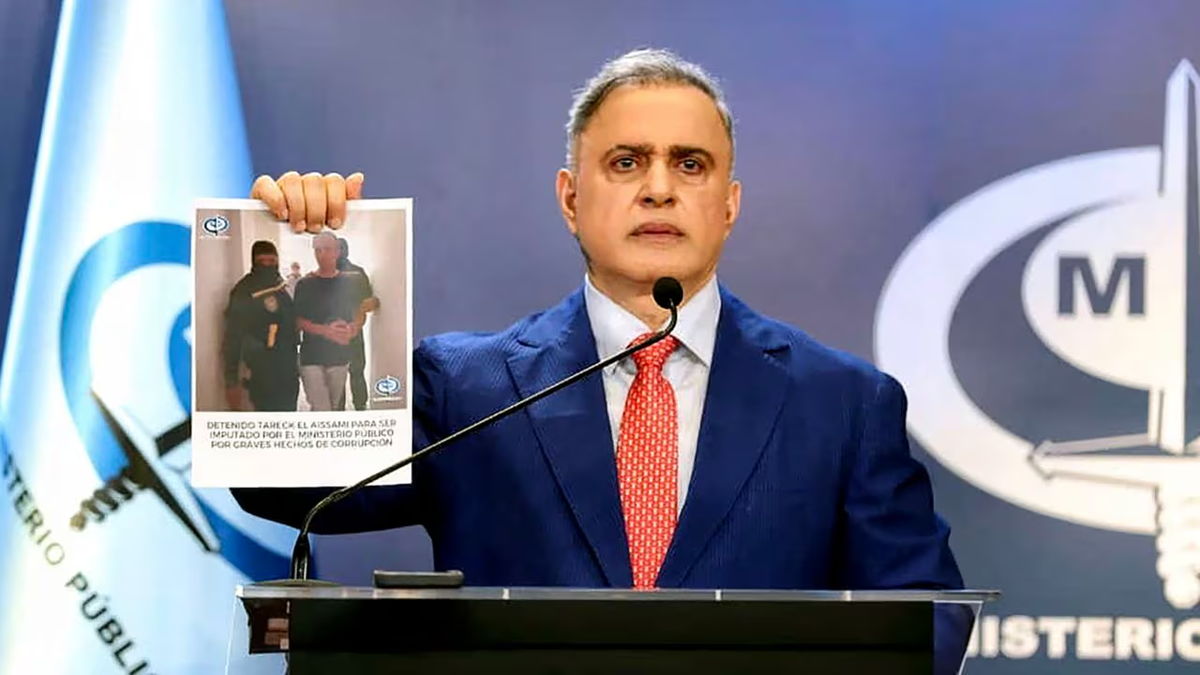 Fiscal general de Venezuela, Tarek William Saab, sosteniendo una fotografía que muestra el arresto del influyente exministro de petróleo Tareck El Aissami, quien había renunciado a su cargo. | Foto: AFP