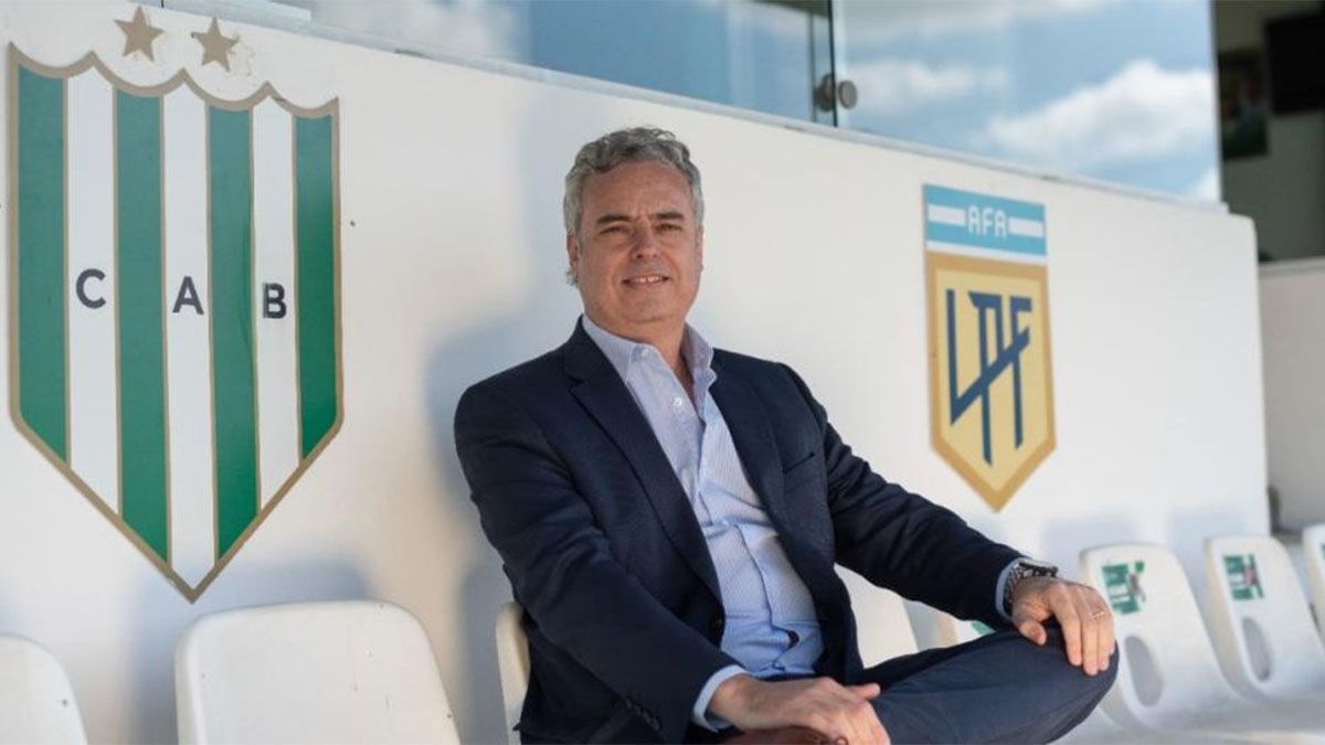 Banfield detectó una deuda de 13 millones de dólares mientras que Eduardo Spinosa renunció a la AFA y hay temor de Víctor Blanco de perder en Racing. Banfield detectó una deuda de 13 millones de dólares mientras que Eduardo Spinosa renunció a la AFA y hay temor de Víctor Blanco de perder en Racing.