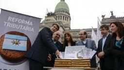 Prat Gay, Donda y Gil Lavedra repartieron torta en el Congreso