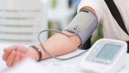 La Organización Mundial de la Salud (OMS) aconseja controlar el consumo de sal, tanto de mesa como en productos industrializados, para prevenir la hipertensión.