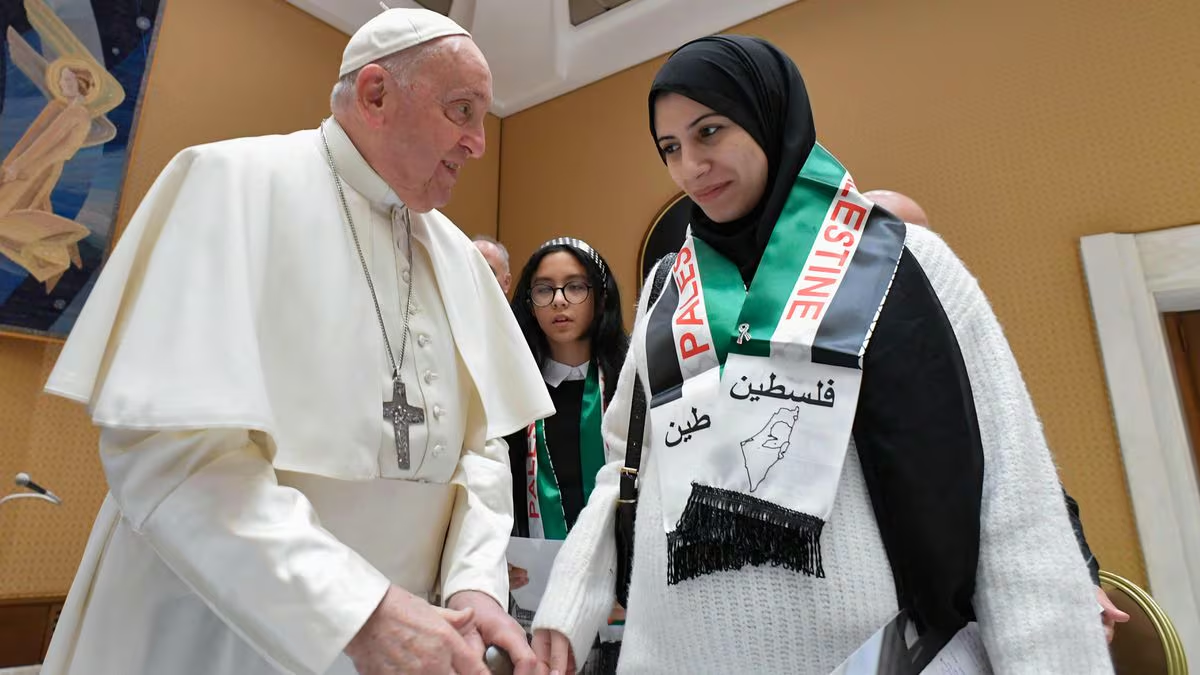 En noviembre pasado, Franciscó recibió a varias víctimas israelíes y palestinas del conflicto entre el gobierno de Netanyahu y Hamás, demostrando su posición para una salida pacífica. En noviembre pasado, Franciscó recibió a varias víctimas israelíes y palestinas del conflicto entre el gobierno de Netanyahu y Hamás, demostrando su posición para una salida pacífica.
