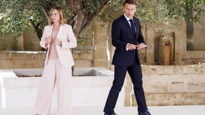 El frío saludo entre Meloni y Macron que dio que hablar