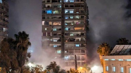 Una cortina de humo se eleva por un barrio residencial de Damasco tras un ataque israelí