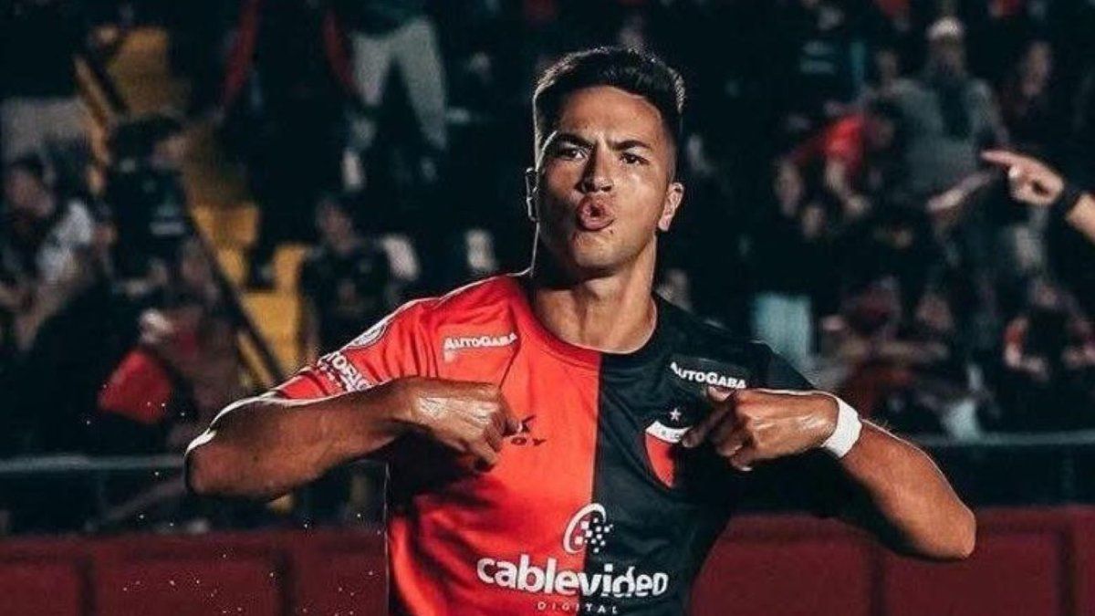 Colón: El primer jugador profesional en declararse homosexual en Argentina. Colón: El primer jugador profesional en declararse homosexual en Argentina.