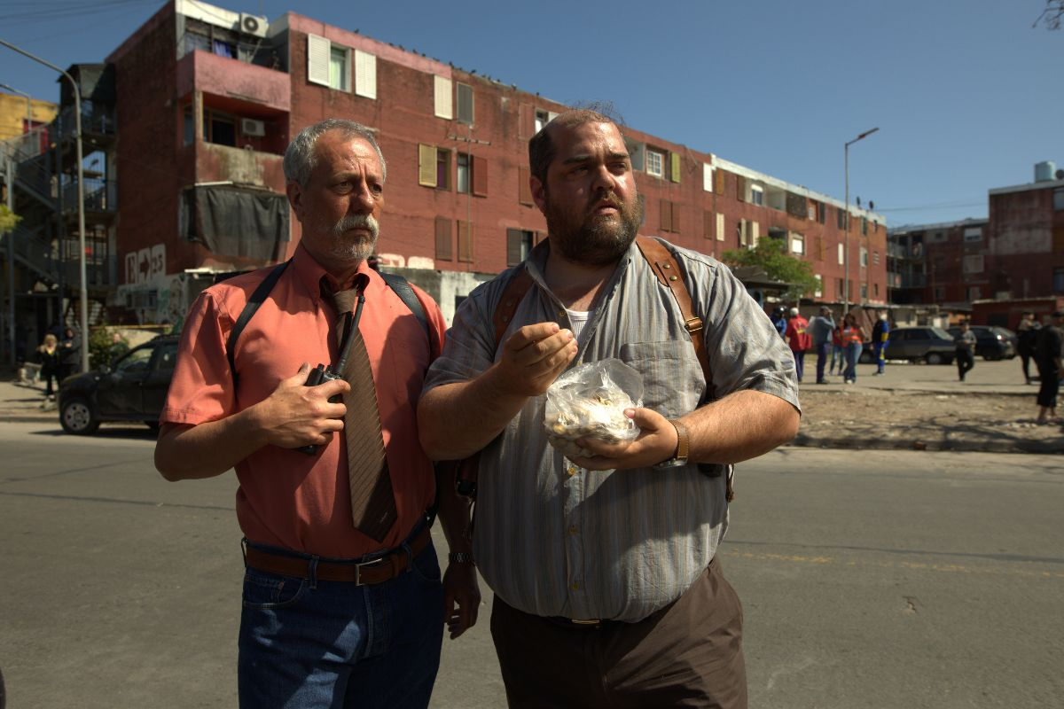 Darío Barassi y Yayo Guridi protagonizan una miniserie cómica donde investigan un asesinato entre situaciones absurdas y personajes desopilantes. Foto: Disney+/Hulu