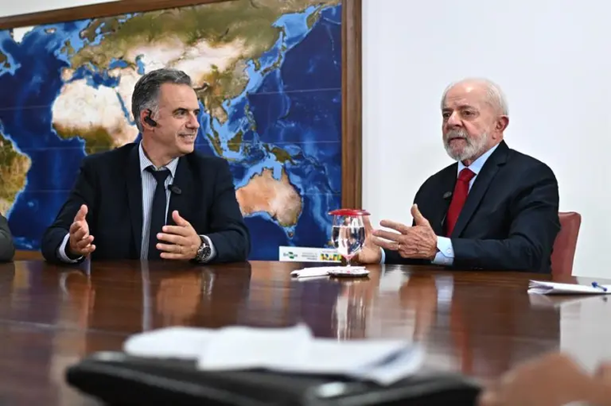 El presidente de Brasil, Luiz Inácio Lula da Silva, hablando con el presidente electo de Uruguay, Yamandú Orsi, en el Palacio del Planalto este viernes 29 de noviembre, en Brasilia (Brasil). Orsi llegó a Brasil con el propósito de hablar sobre el Mercosur, cuya cumbre se celebrará en una semana en Montevideo. Foto: EFE/Andre Borges El presidente de Brasil, Luiz Inácio Lula da Silva, hablando con el presidente electo de Uruguay, Yamandú Orsi, en el Palacio del Planalto este viernes 29 de noviembre, en Brasilia (Brasil). Orsi llegó a Brasil con el propósito de hablar sobre el Mercosur, cuya cumbre se celebrará en una semana en Montevideo. Foto: EFE/Andre Borges