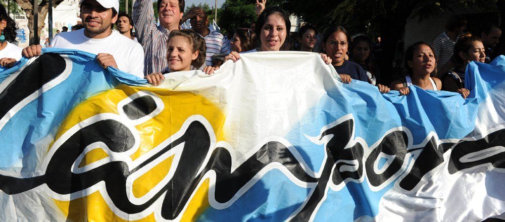Gabriel Mariotto, junto a militantes de La Cámpora y el Movimiento Evita, recordando el asesinato de los jóvenes Franco Almirón y Mauricio Ramos, en José León Suárez. Foto: Maximiliano Luna/Télam (03/02/2012).