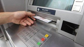 Los municipios cobran impuestos hasta por instalar un cajero que ayuda al público. Los municipios cobran impuestos hasta por instalar un cajero que ayuda al público.