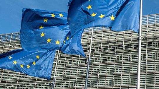 La Unión Europea quiere puentear a Orbán para pegarle fuerte a Putin. La Unión Europea quiere puentear a Orbán para pegarle fuerte a Putin.