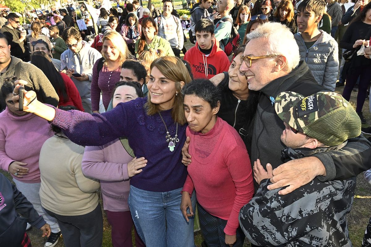 El jefe comunal junto a vecinos tigrenses El jefe comunal junto a vecinos tigrenses