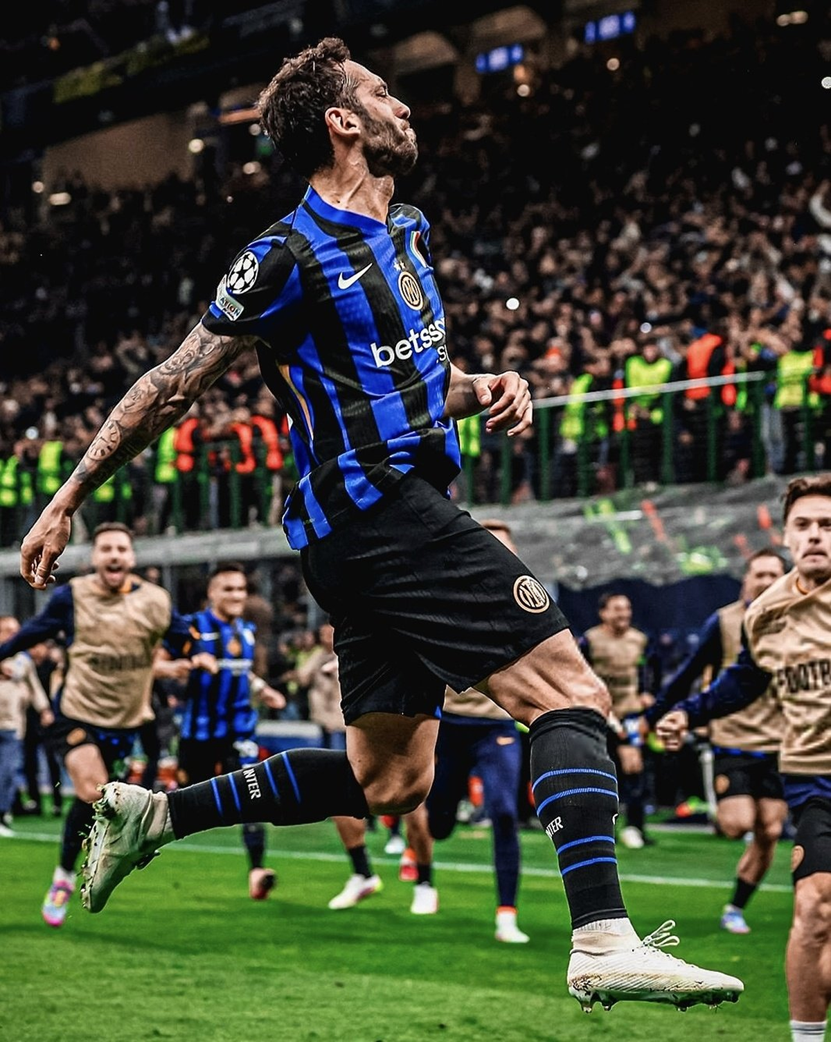 Salvo un volantazo, Hakan Çalhanoglu seguirá en el Inter de Milán. Salvo un volantazo, Hakan Çalhanoglu seguirá en el Inter de Milán.