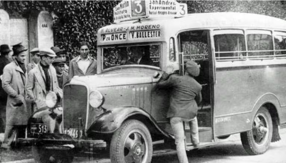 En 1928, frente a la crisis económica que afectaba al país, algunos taxistas tuvieron la idea de adaptar sus vehículos para llevar más pasajeros. Así nacieron los colectivos. En 1928, frente a la crisis económica que afectaba al país, algunos taxistas tuvieron la idea de adaptar sus vehículos para llevar más pasajeros. Así nacieron los colectivos.